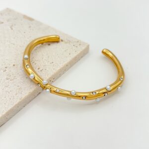 Brazalete con perlas incrustadas