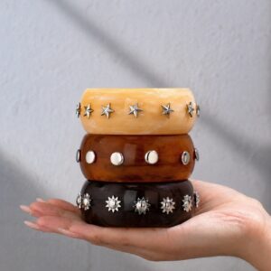brazalete con tachas plateadas